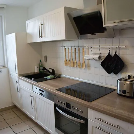 Apartment In Zentraler Lage Und Mit Balkon - Karola 18