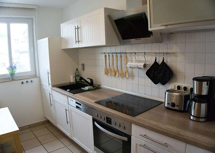 Appartement In Zentraler Lage Und Mit Balkon - Karola 18